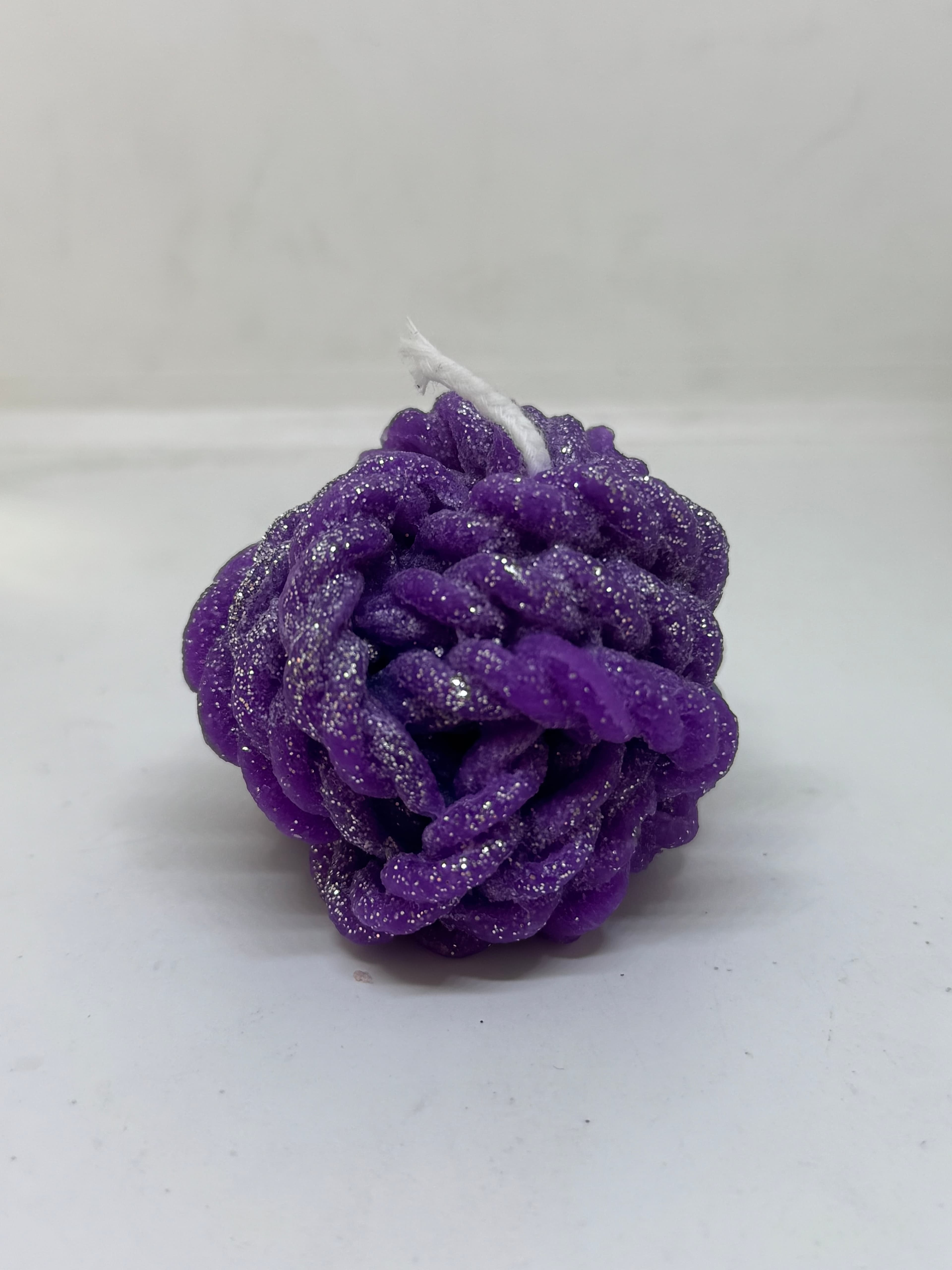 Lila Kerze mit Textur und Glitzer