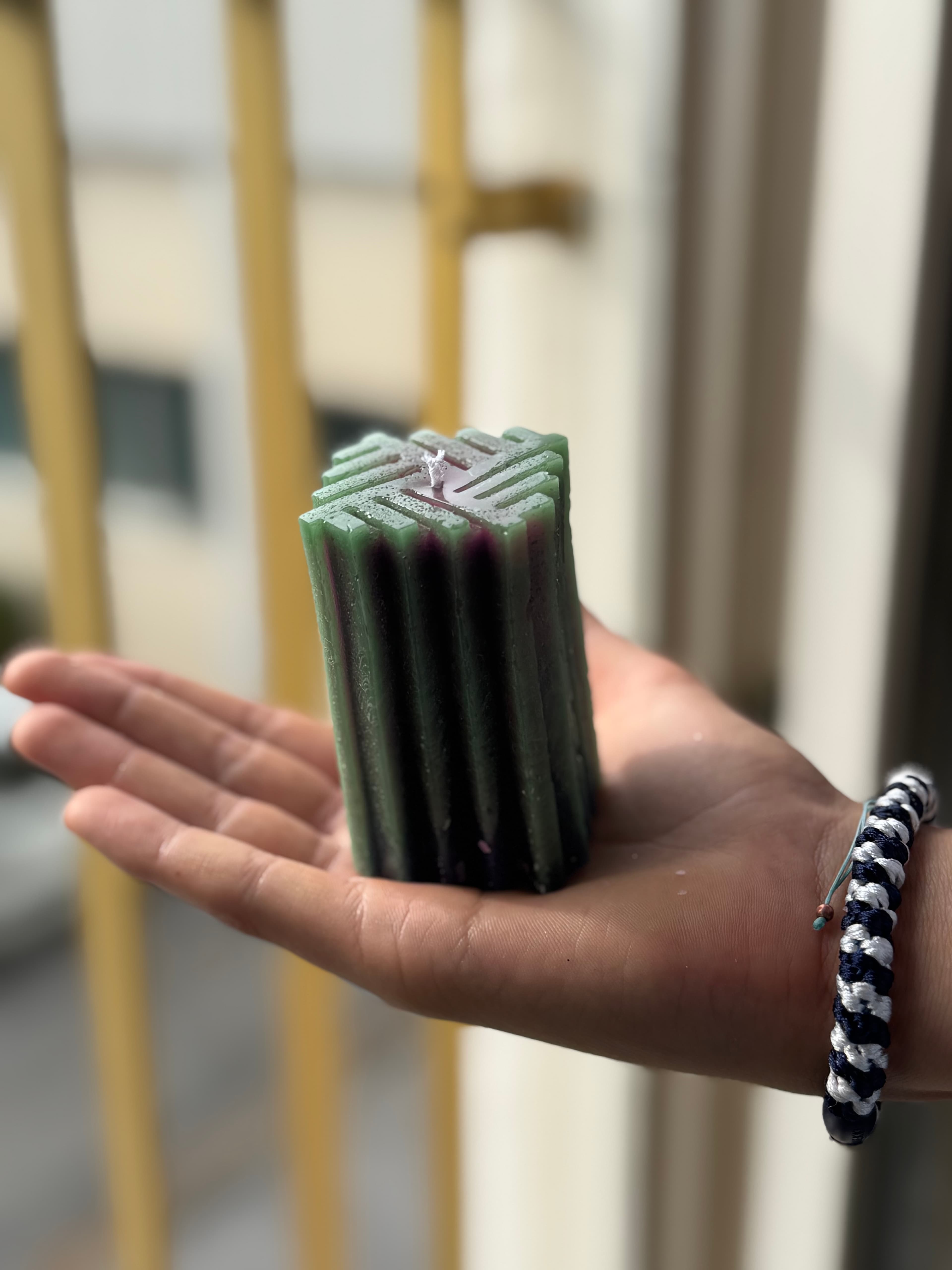 Quadratische Kerze mit geometrischem Muster